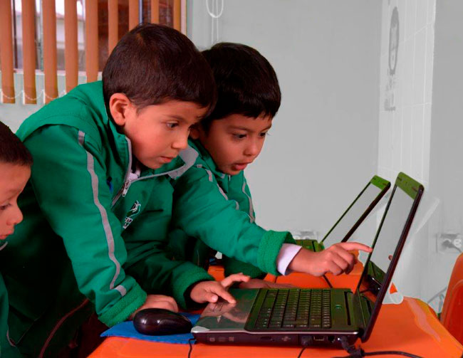 imagen decorativa referencia a niños en computador